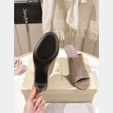 Classic leather heels with precious details